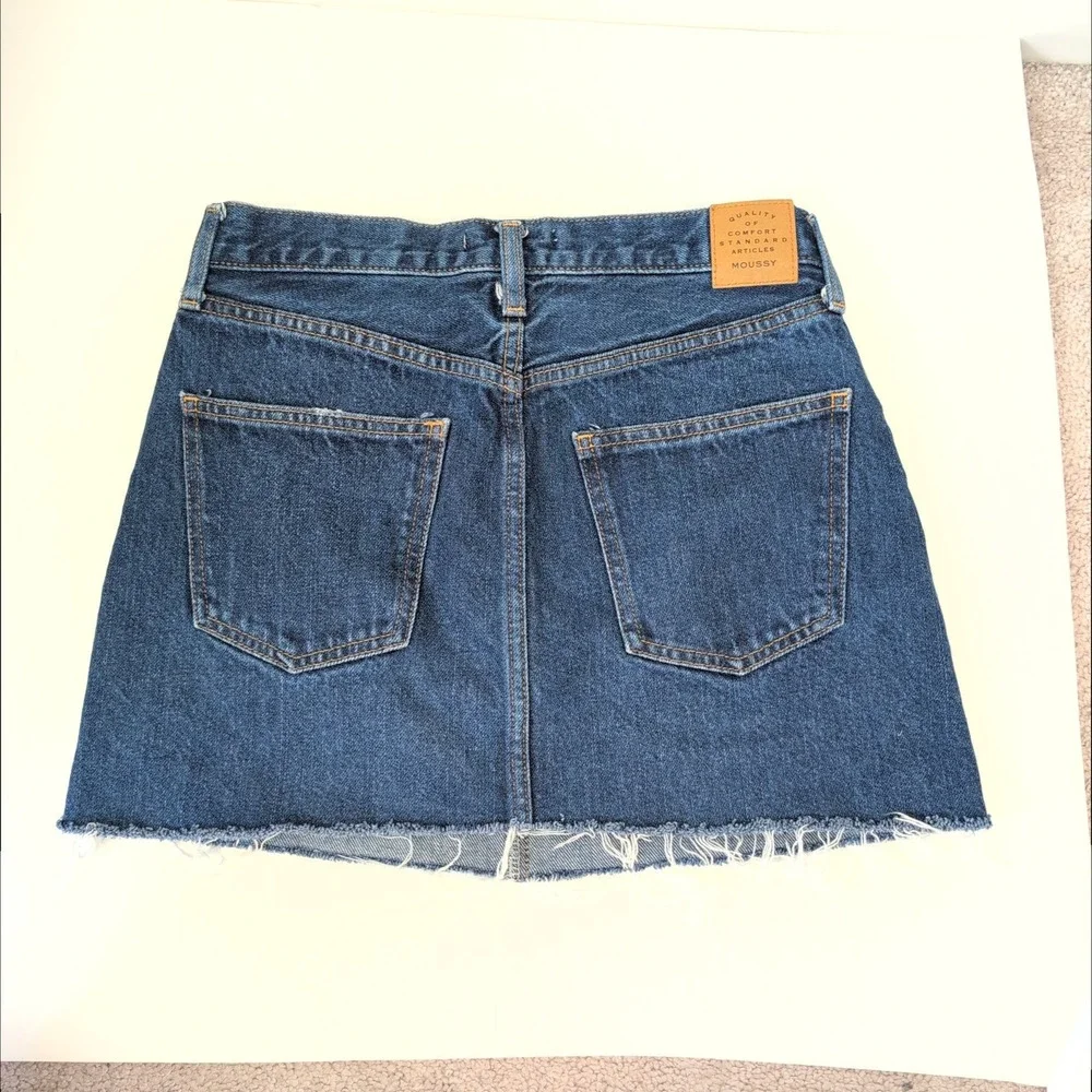 Moussy Vintage Dark Wash Distressed Denim Mini Skirt Raw Hem Size 2 Grunge Basic
